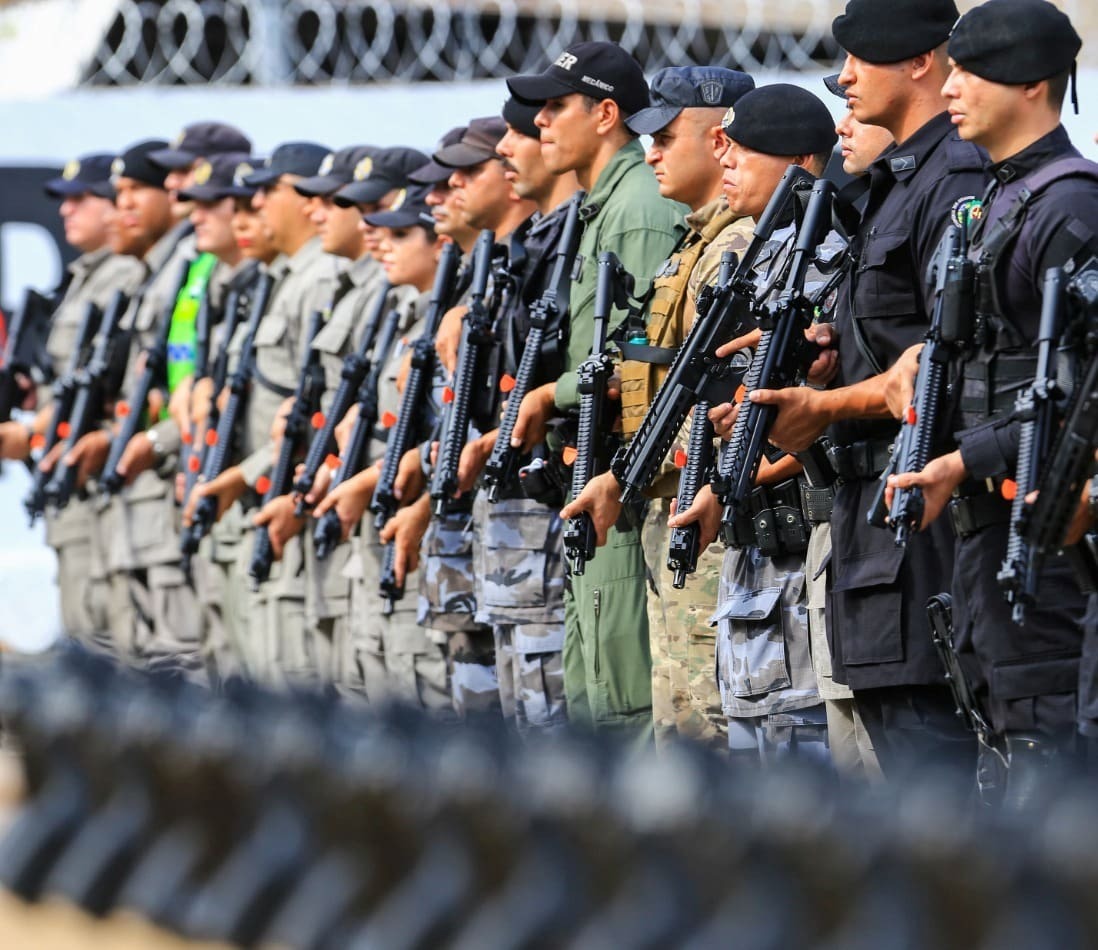 Goiás reduz ocorrências de roubos e furtos em até 70% em 2026 - Policiais com armas enfileirados lado a lado