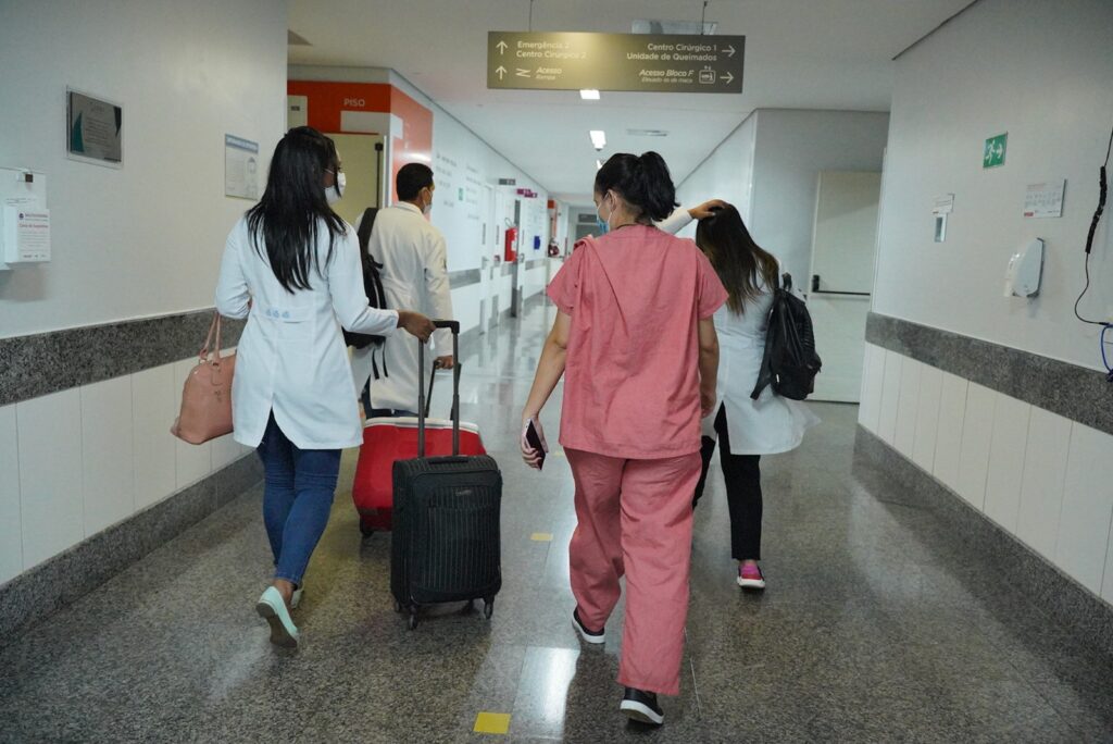 Saúde promove campanha para ampliar doação de órgãos em Goiás - órgão para transplante sendo transportado por profissionais da saúde