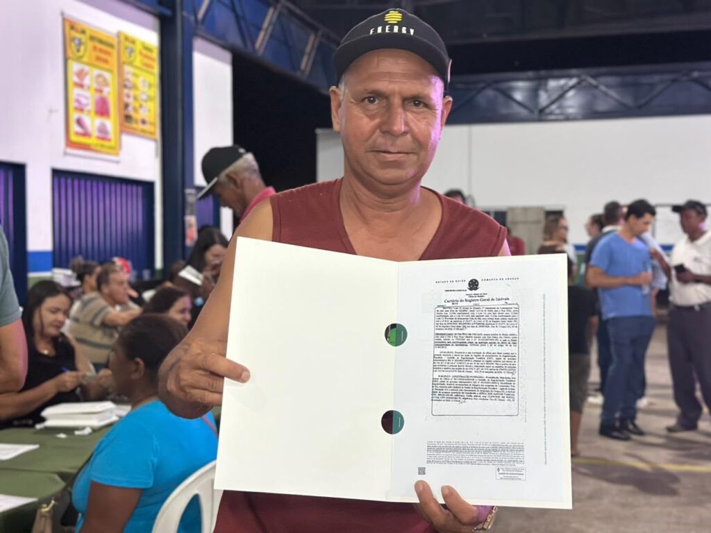 Agehab põe fim à espera de 70 anos por escritura em Acreúna - homem segurando escritura