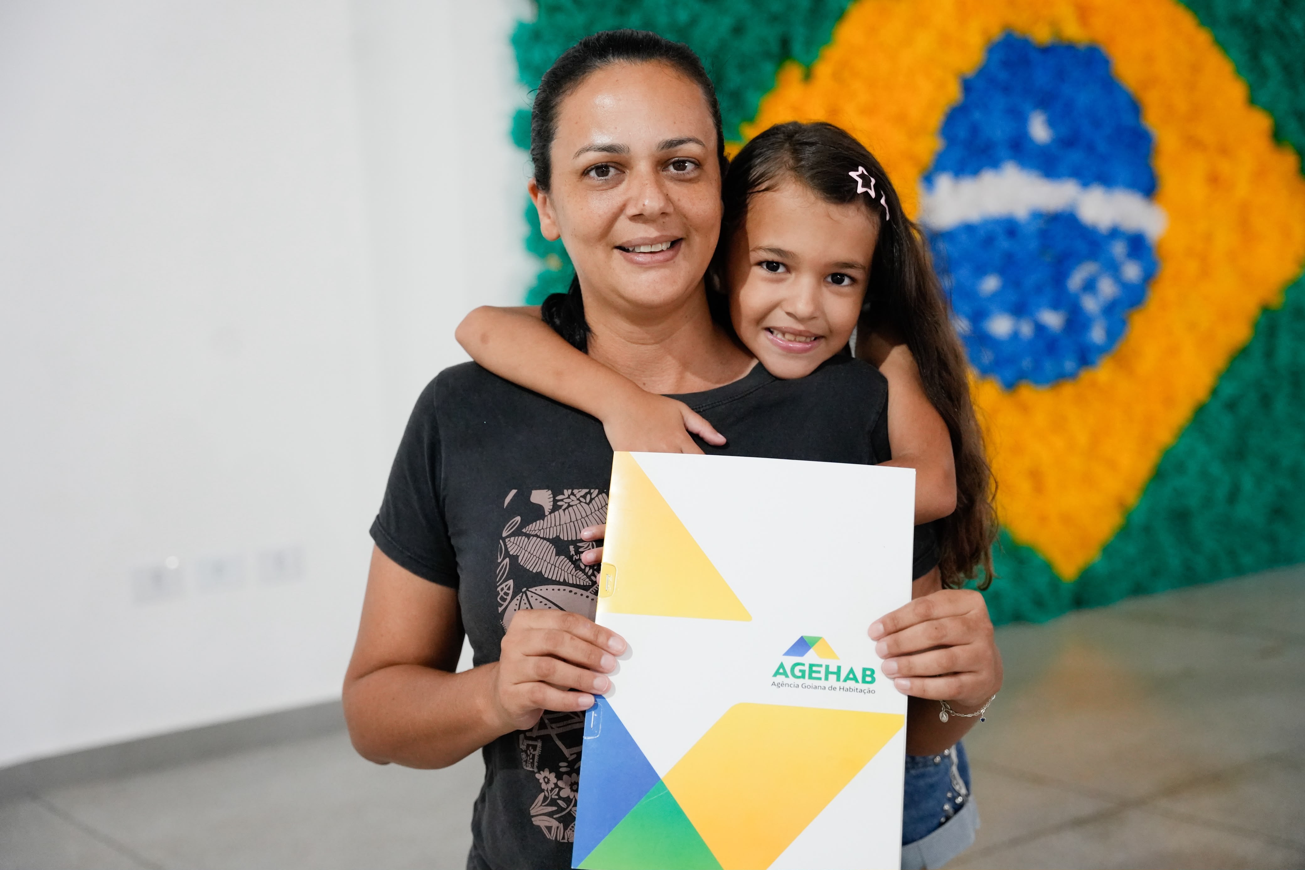 Governo de Goiás entrega escrituras de casas a custo zero em Faina