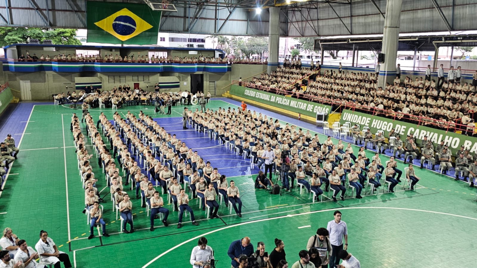 Governo de Goiás abre inscrições para mais de 10 mil vagas nos Colégios Militares - alunos enfileirados e fardados em quadra esportiva de CEPMG