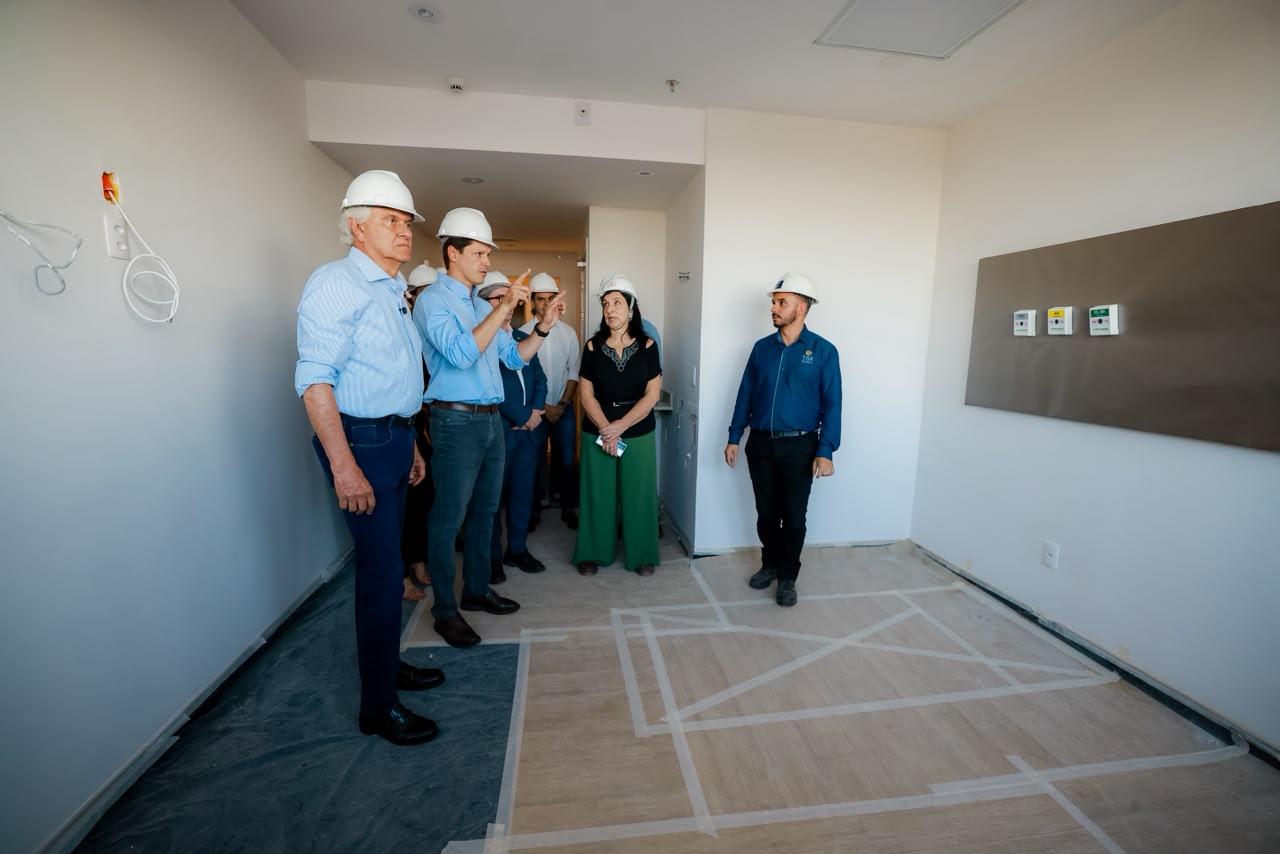 Daniel Vilela vistoria obras do novo Hugo e garante funcionamento em 2027