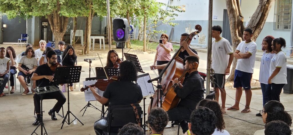 Orquestra Filarmônica leva música clássica a escolas na semana do Dia das Crianças