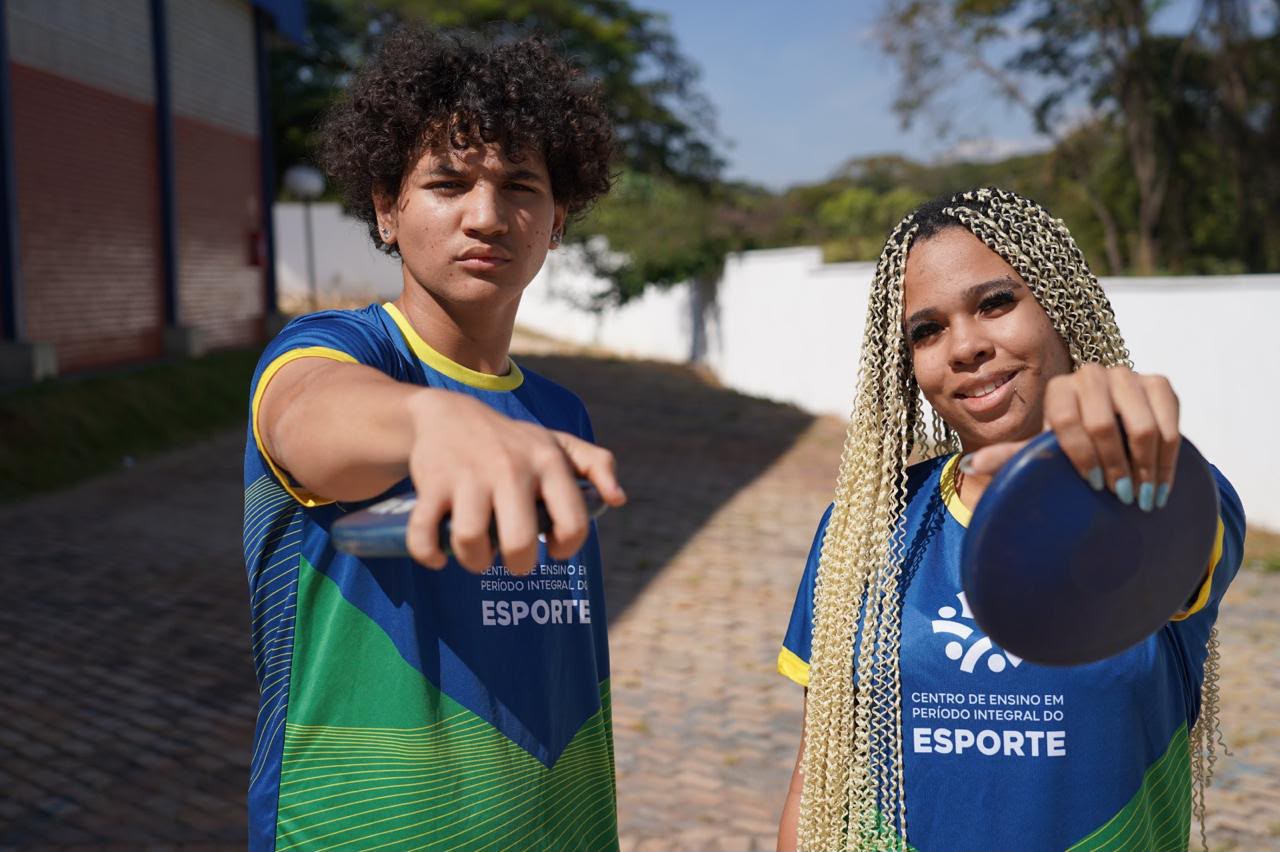 Cepi do Esporte abre 80 vagas para 8º ano do ensino fundamental em 2027 - aluno e aluna do cepi segurando disco